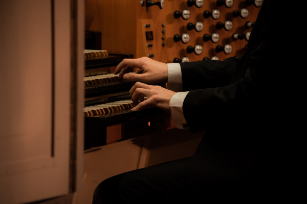 Тюменская филармония приглашает в Органный зал на концерт известного органиста и композитора Владимира Королевского