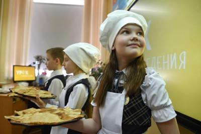 Уроки блиноведения проводят в школах Ялуторовска на Масленичной неделе