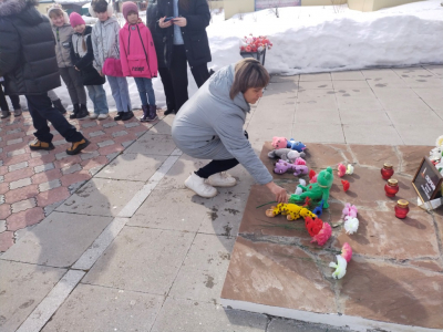 Возложение цветов в память о погибших в результате теракта в «Крокус Сити Холле» в Суерском поселении