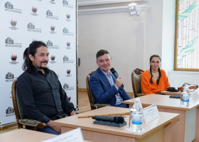 Игру на курае и горловое пение продемонстрировал солист Национального оркестра Башкирии на встрече с тюменскими журналистами