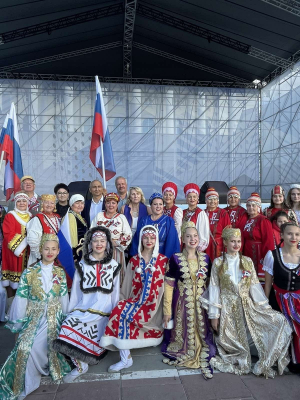 Ансамбль русской песни &quot;Отрада&quot; принял участие в праздничном концерте посвященному Дню флага