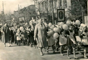 Фотографии с первомайских демонстрации1960-х годов в г. Ялуторовске из коллекции «Архивные документы»