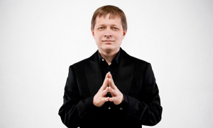 ТФО исполнит концерт под управлением дирижера из Тольятти