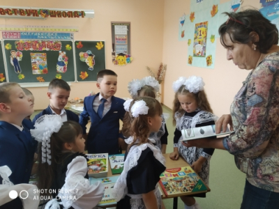 Библиотекарь Бызовской библиотеки побывала на Дне Знаний в местной школе