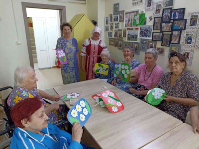 Мастер-класс: объёмная аппликация из бумаги «Ромашки»