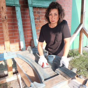 Жительница села Ембаево реставрирует  старинные наличники. Ембаевский музей