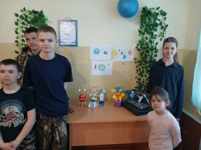 В Киселевском СК работает выставка поделок «Фантазии космоса»