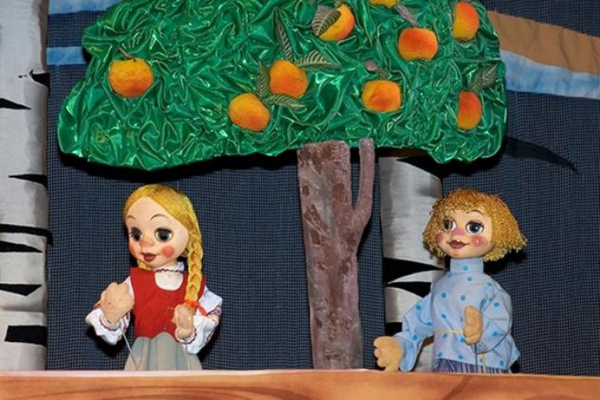 Тюменский театр кукол приглашает детей на спектакль по мотивам русской народной сказки «Гуси-лебеди»