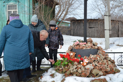 В Емуртлинском поселении возложили цветы в память о погибших в результате теракта в «Крокус Сити Холле»