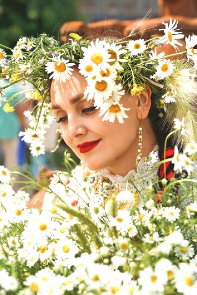 Нина только гостей проводила
