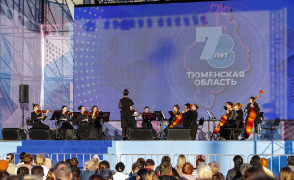 Оркестр «Камерата Сибири» исполнил шлягеры классической музыки на площади 400-летия Тюмени