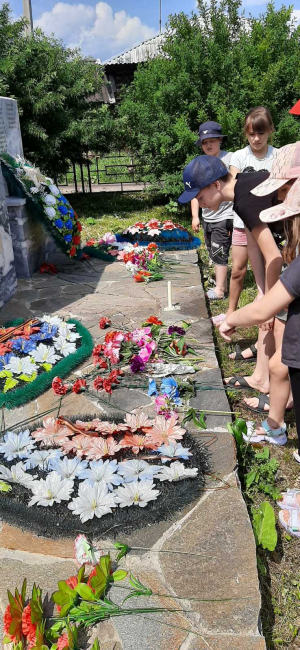 Возложение цветов к памятнику героев Великой Отечественной войны в селе Станичное &quot;Сохраняя память&quot;.