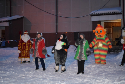 В поселке Сумкино у ёлки каждый день слышен смех и веселье, ведь открытие снежного городка было настоящим новогодним праздником! 