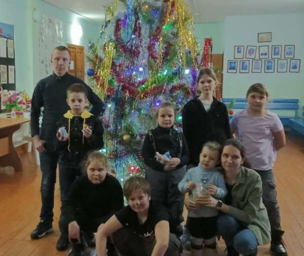 13 января в Бызовском Доме культуры с детьми прошла встреча у новогодней ёлки «Новогодние чудеса»