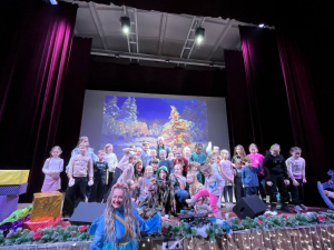 Игровая программа "Новогодний переполох у Бабок Ежек" в Луговском СК