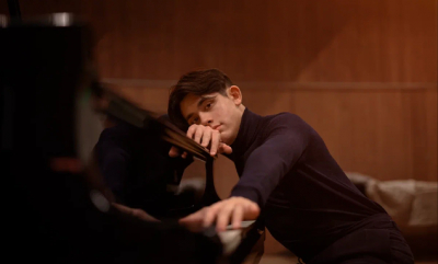 Пианист из Великобритании Джордж Харлионо приедет в Тюмень со сложной программой