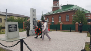 Возложение цветов к памятнику Великой Отечественной войны в Ембаевском МО