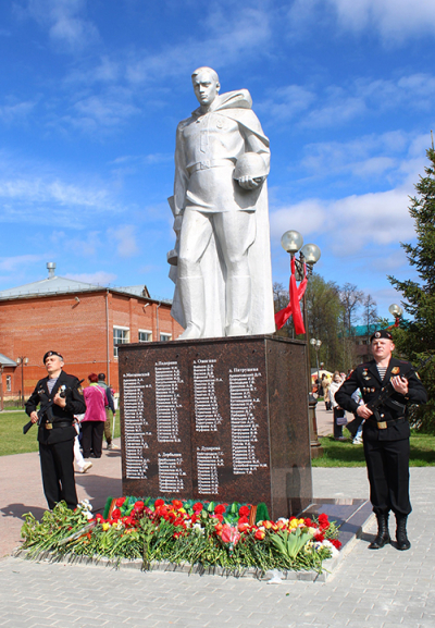 Церемония возложения цветов к памятнику, посвящённая 80-й годовщине Великой Победы