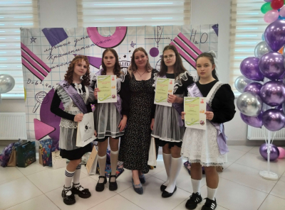 Заведующая Крашенининского СДК наградила выпускников за активное участие в культурной жизни поселения